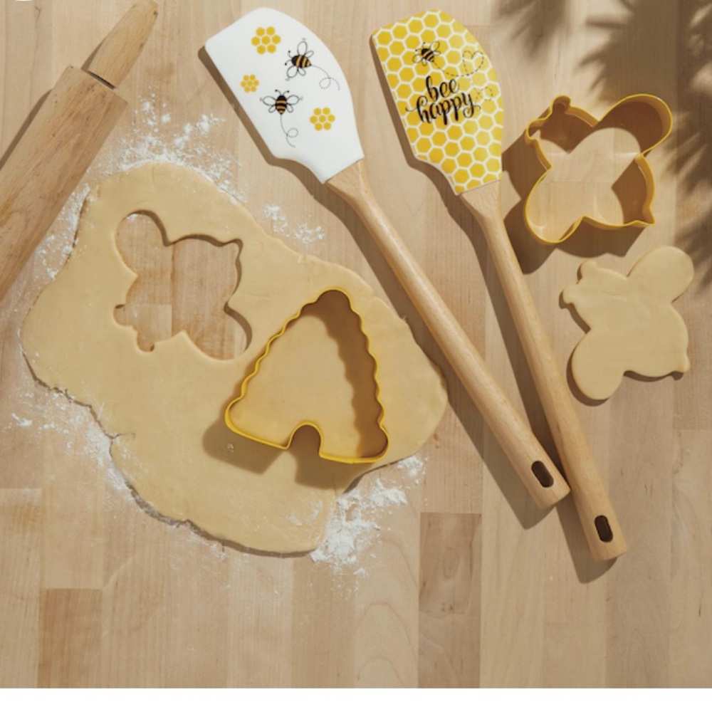Bee-Themed Spatula and Cookie Cutter Set - Yellow and White